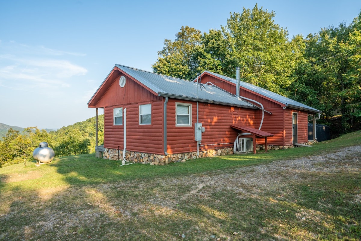 Misty Mountain Cabin: Scenic Escape, Caddo River