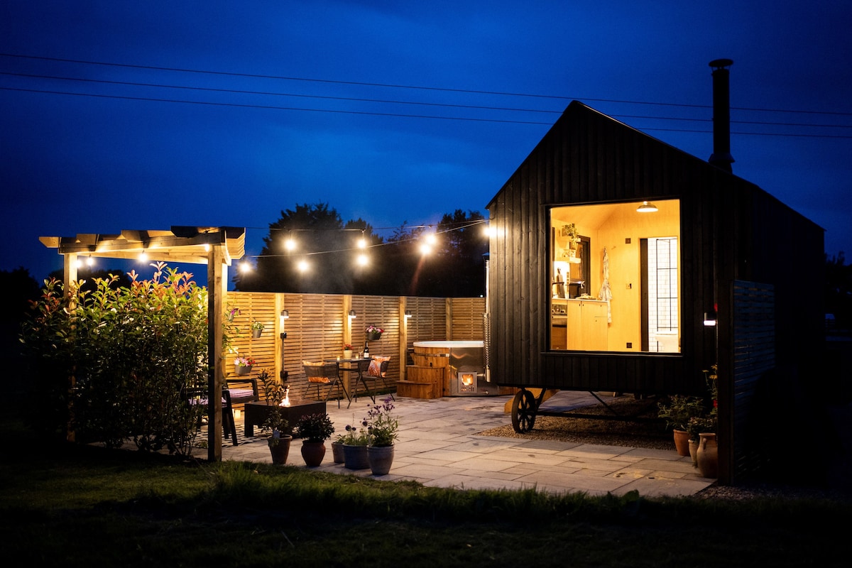 Luxury Shepherds Hut with outdoor area and hot tub