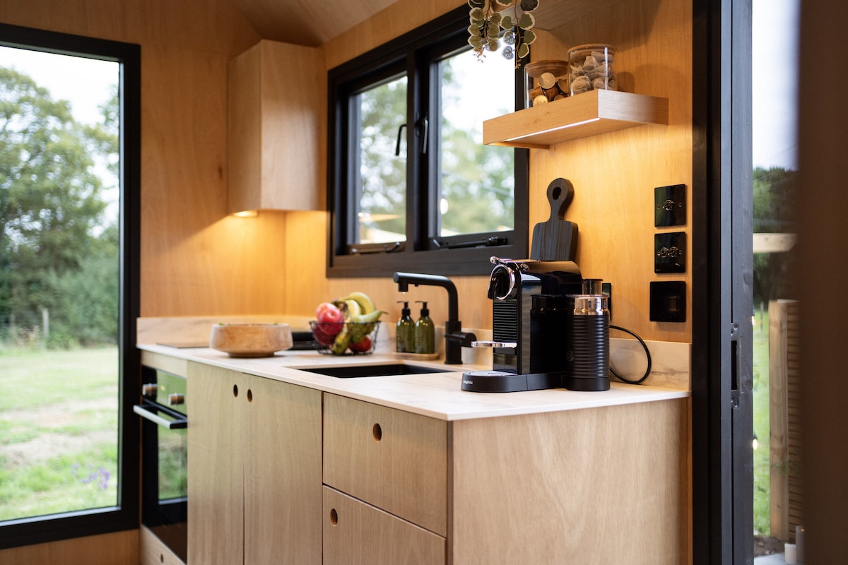 Luxury Shepherds Hut with outdoor area and hot tub