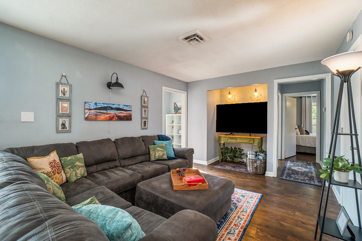 Sleek City Haven - Minutes from Arrowhead Stadium!