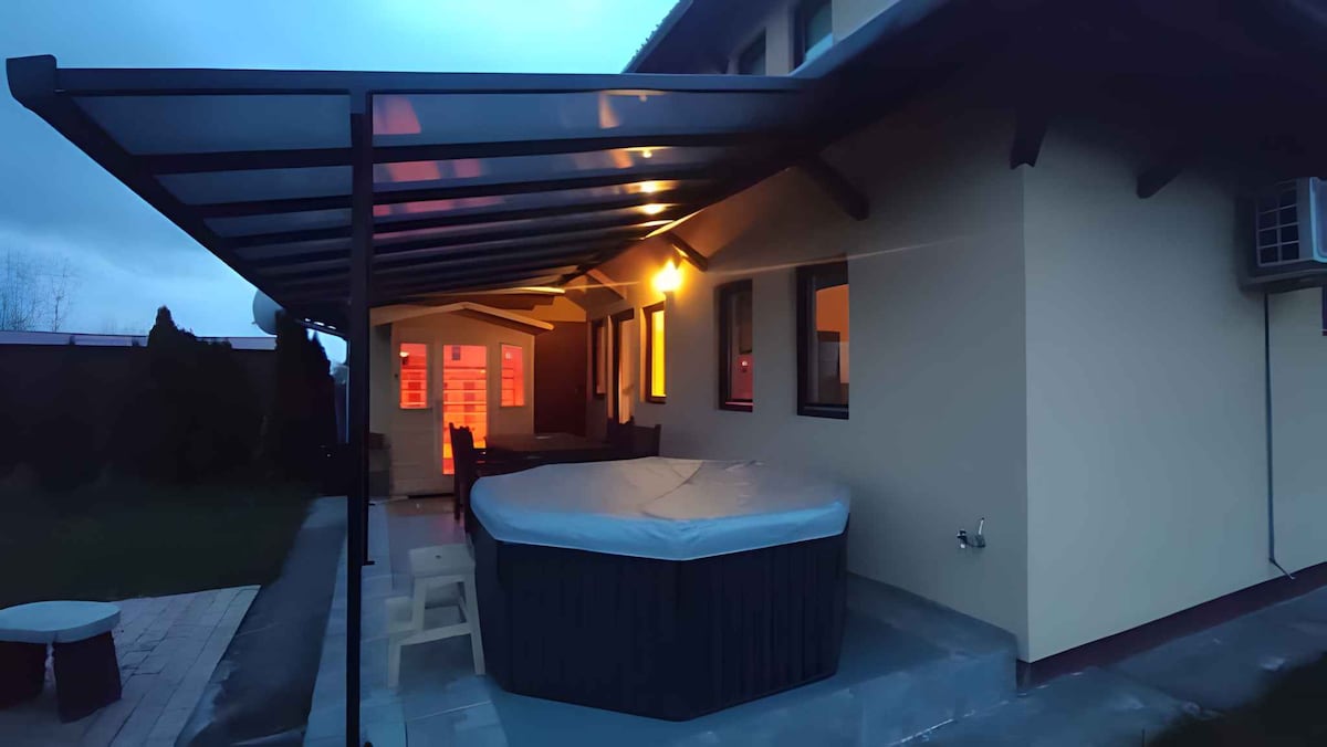 Holiday home with infrared sauna and jacuzzi