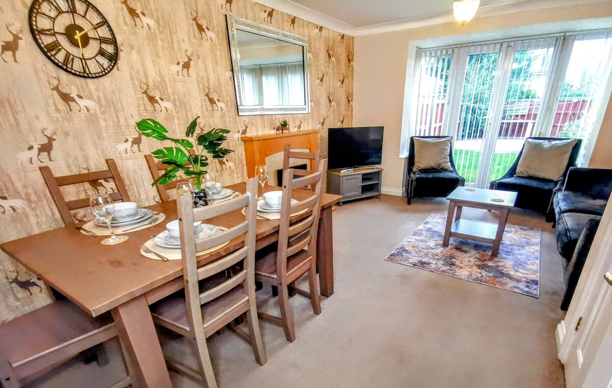 Large, Spacious 3 Bed Home - Parking & WiFi