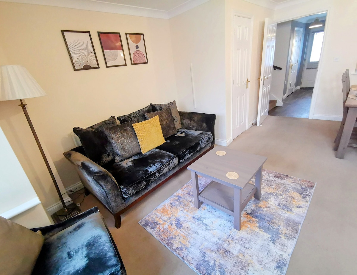 Large, Spacious 3 Bed Home - Parking & WiFi