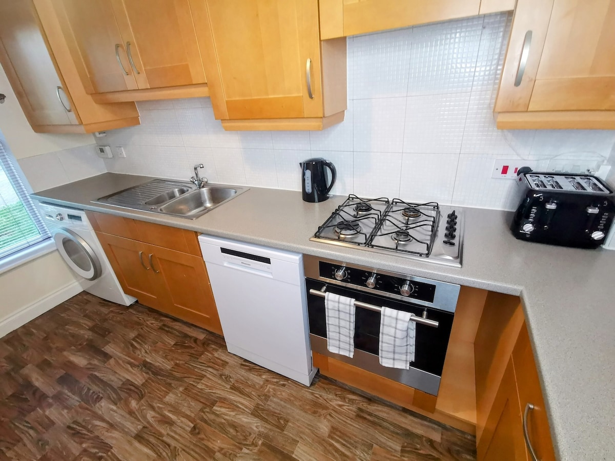 Large, Spacious 3 Bed Home - Parking & WiFi