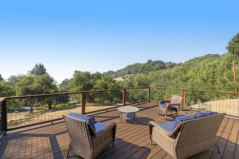 Charming 4BR home with amazing view & deck