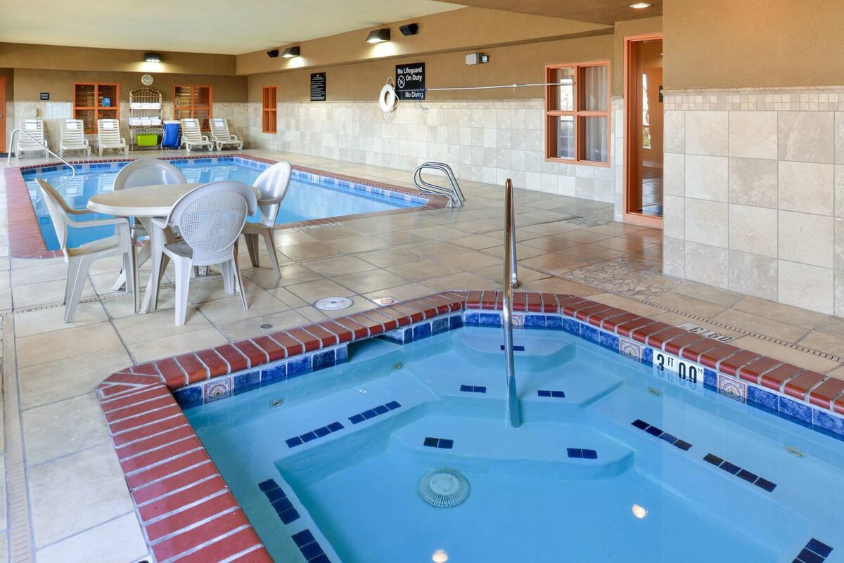 Look No Further! Indoor Pool, Free Breakfast!