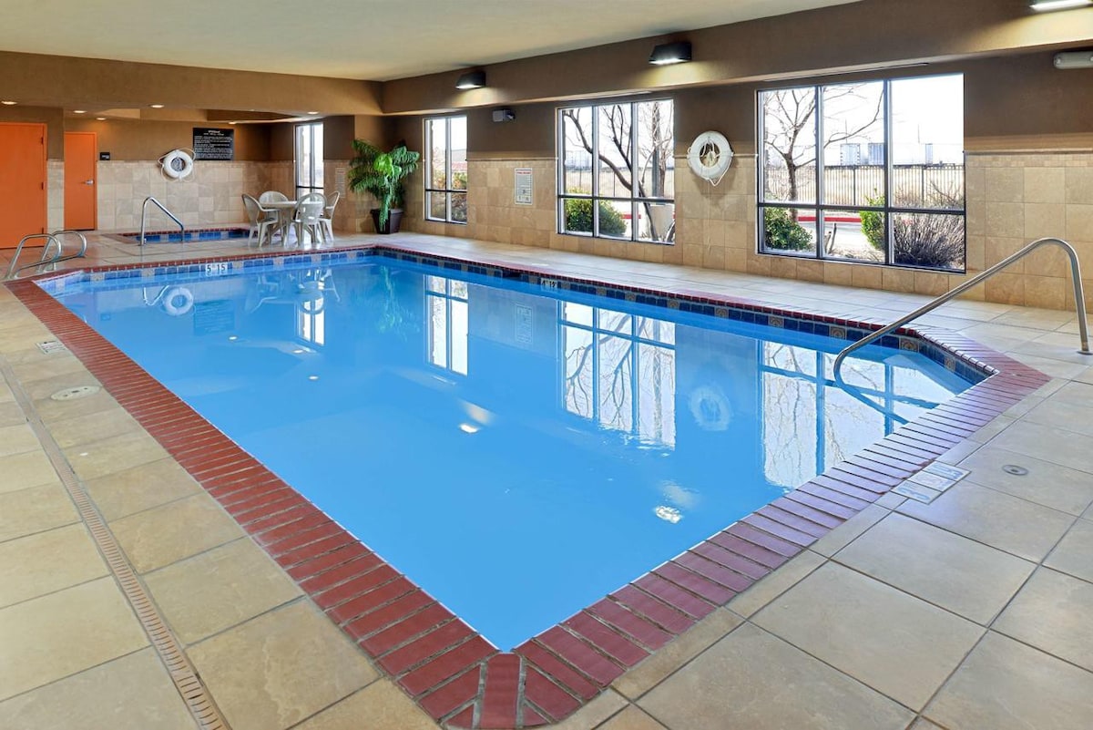 Pets are Allowed! 2 Relaxing Units, Indoor Pool!