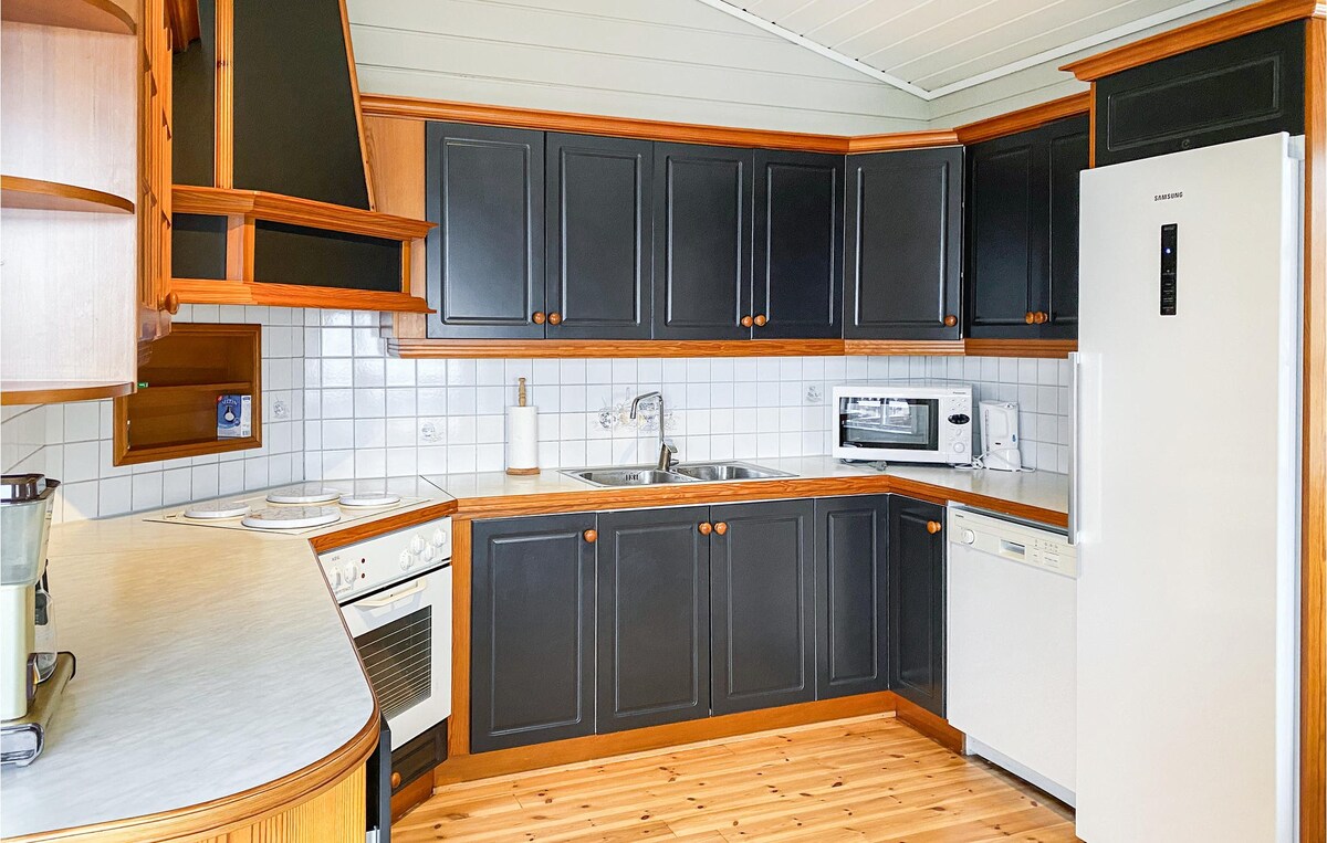 Nice home in Midsund with kitchen
