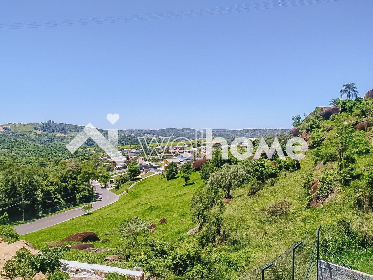 Casa com piscina e churrasqueira com linda vista