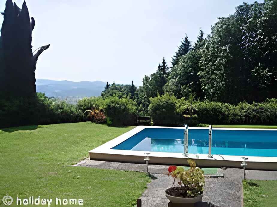 Holiday apartment with large garden, barbecue and