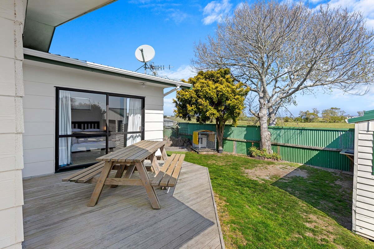 Seaside Breeze - Papamoa Holiday Home