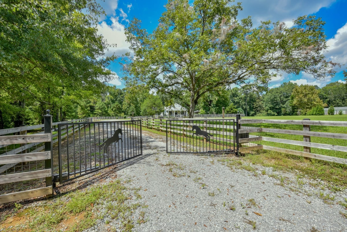 Secluded 10 acre estate 10 miles from UA w/ 4BR
