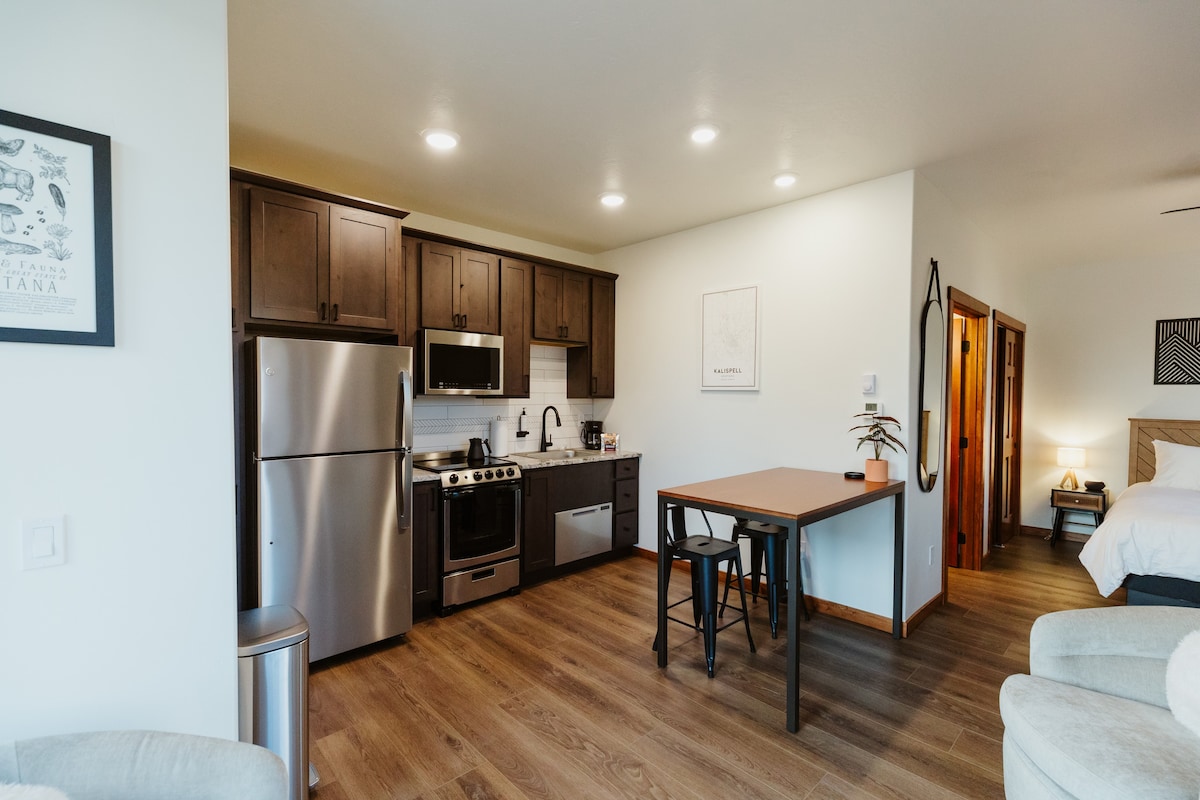 Studio w/Full Kitchen | 1.5 mi to Logan Health