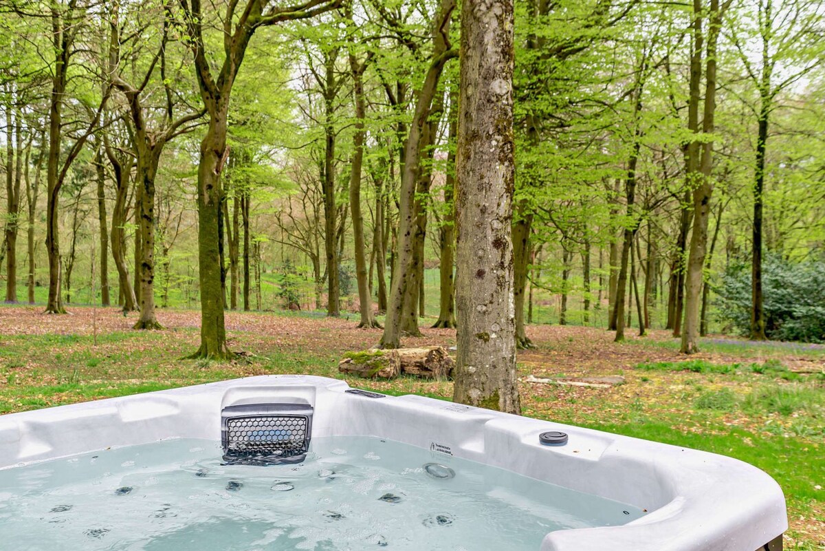 Dog friendly with a hot tub - Keepers Stable