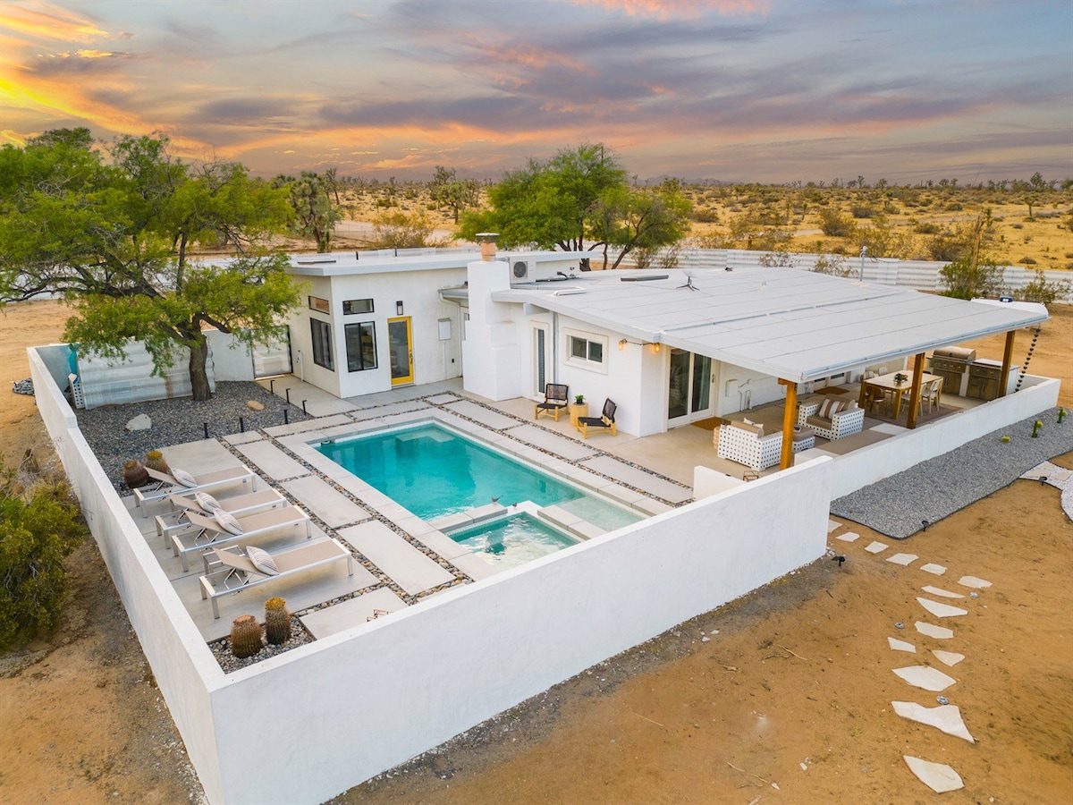 Joshua Tree Oasis: Lux Home, Modern Pool & Spa