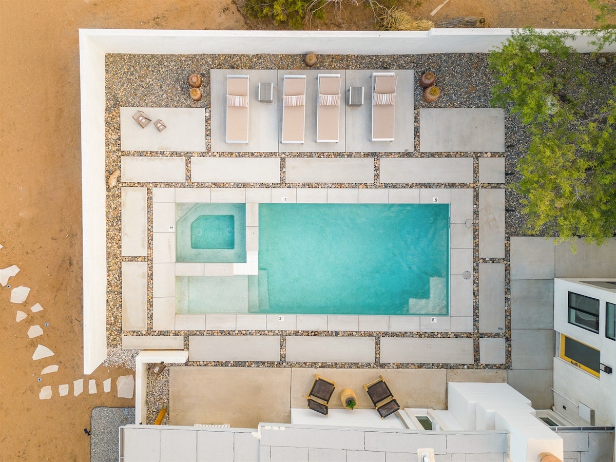 Joshua Tree Oasis: Lux Home, Modern Pool & Spa