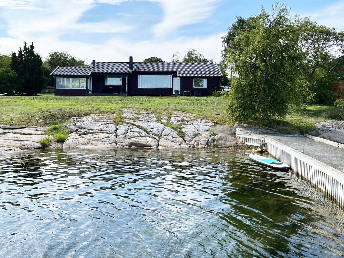 Cozy cottage next to the sea, located on Hasslö I