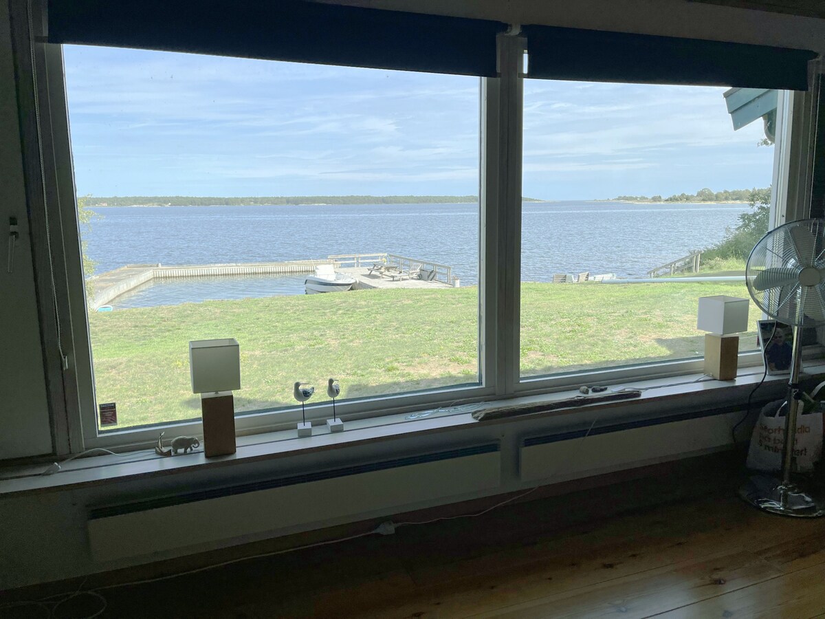 Cozy cottage next to the sea, located on Hasslö I