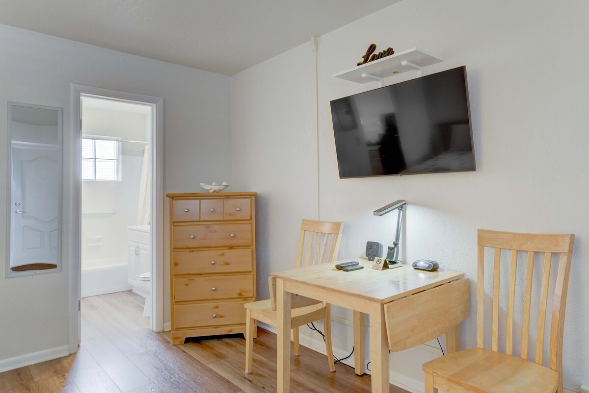 NEW! Cozy Suite- Kitchenette, Free Parking