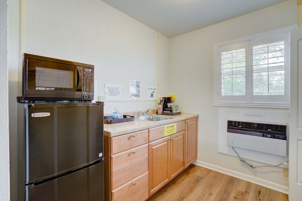 NEW! Cozy Suite- Kitchenette, Free Parking