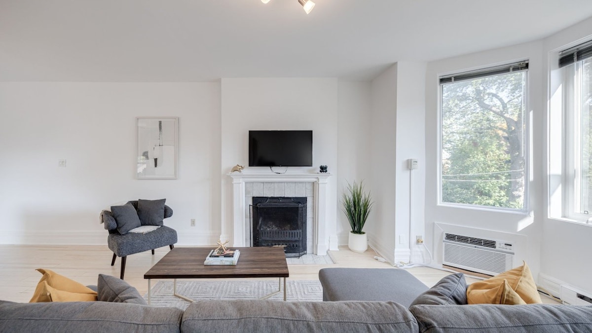 Retreat nearby Rosedale Ravine: Urban 2 BR Oasis