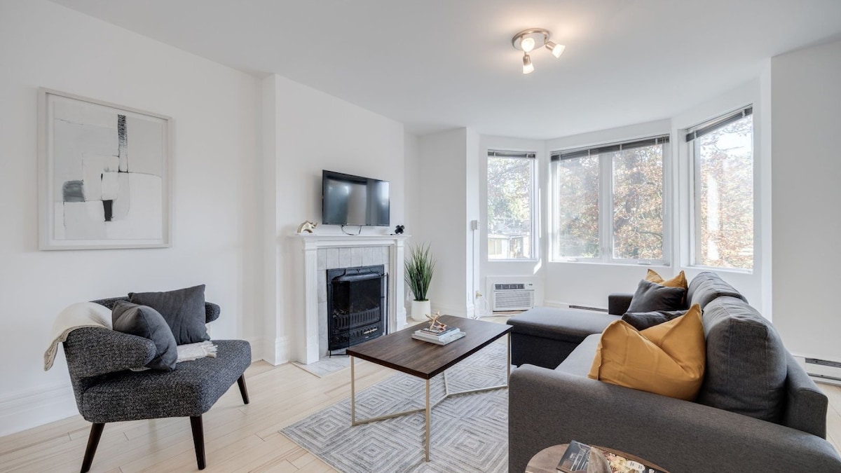 Retreat nearby Rosedale Ravine: Urban 2 BR Oasis