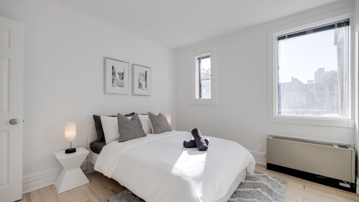 Retreat nearby Rosedale Ravine: Urban 2 BR Oasis