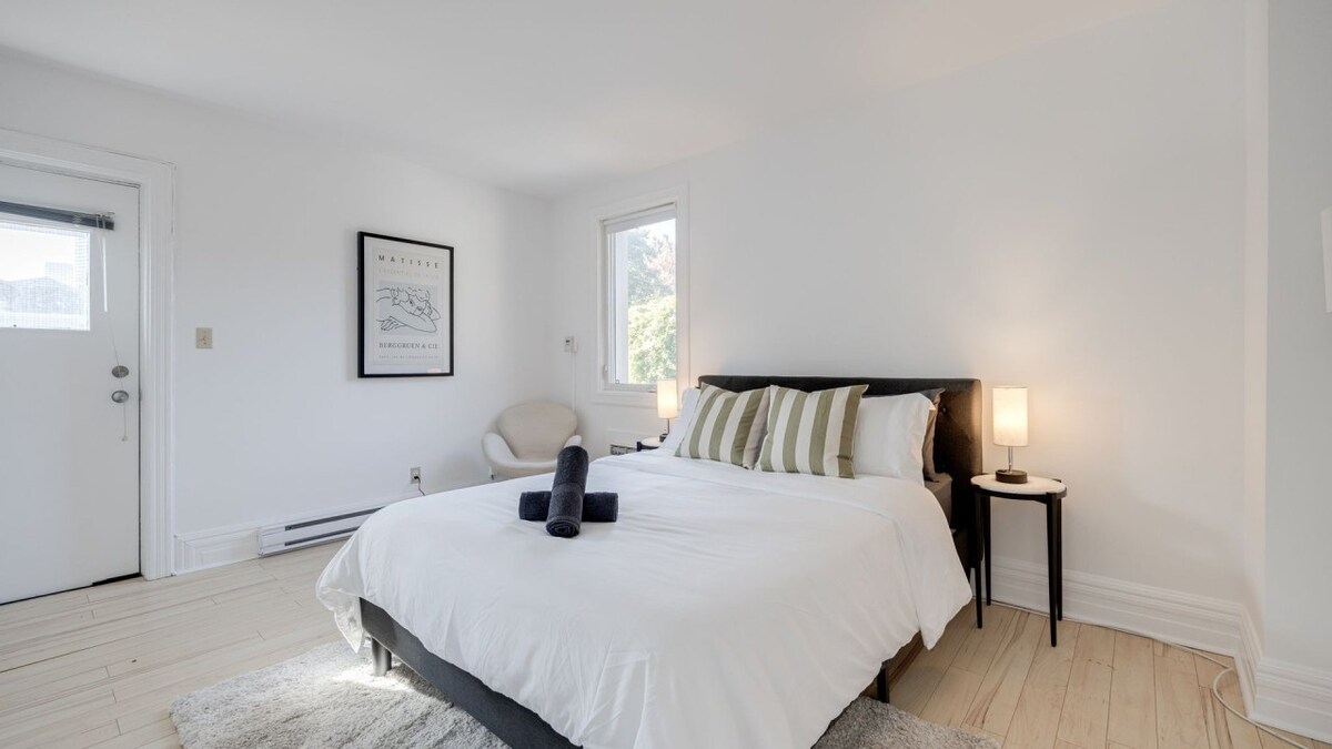 Retreat nearby Rosedale Ravine: Urban 2 BR Oasis