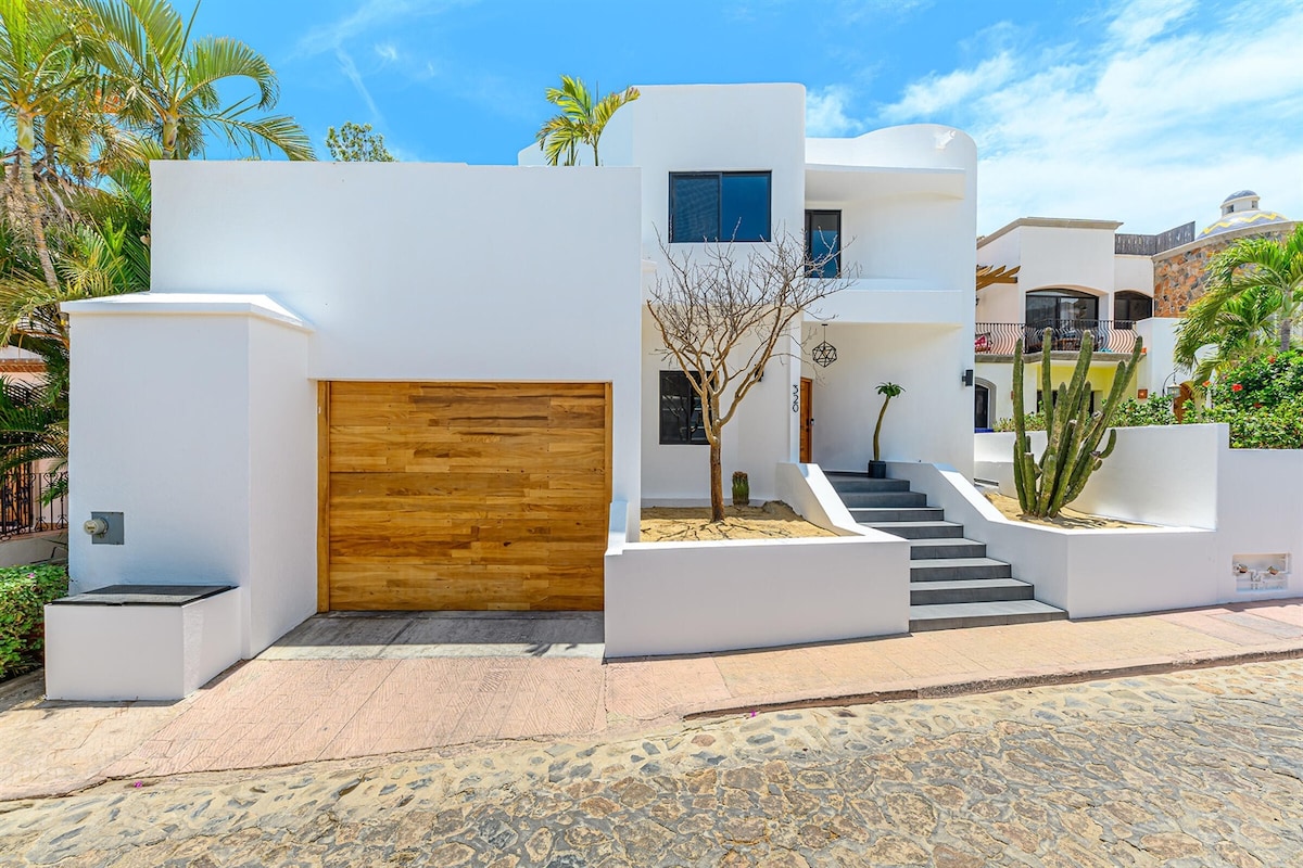 Luxury Modern Villa- 5min walk to marina/downtown.