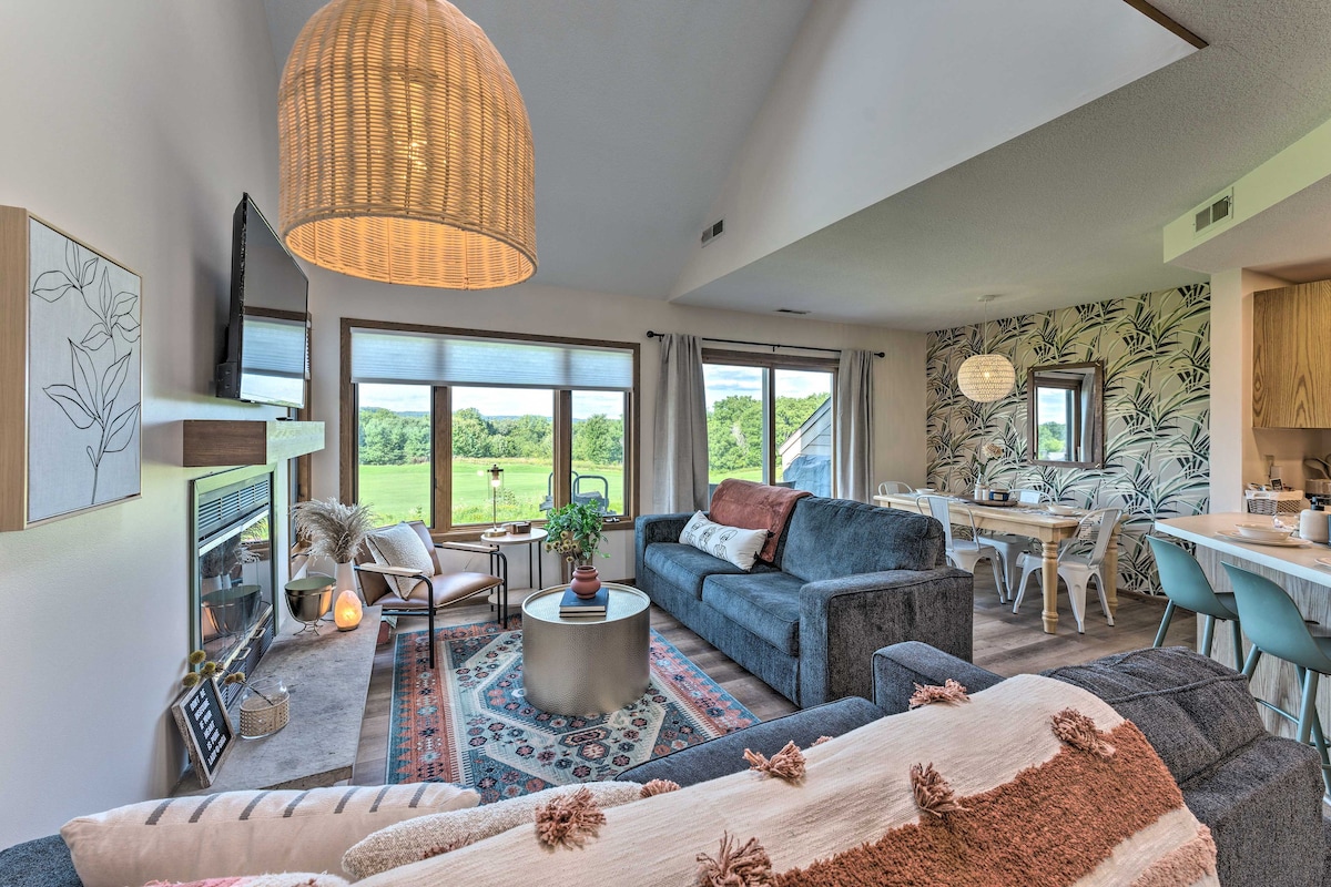 The Golf View; Boutique Galena townhome