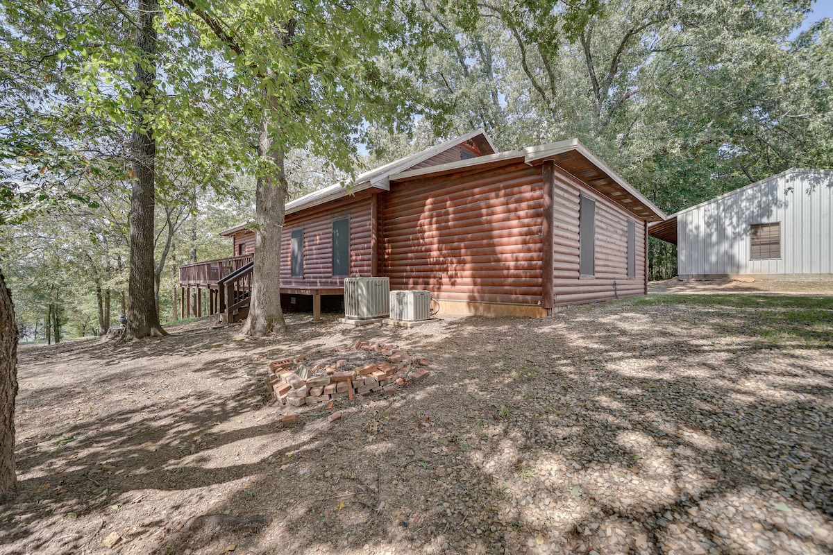 Fort Towson Cabin < 1 Block to Raymond Gary Lake