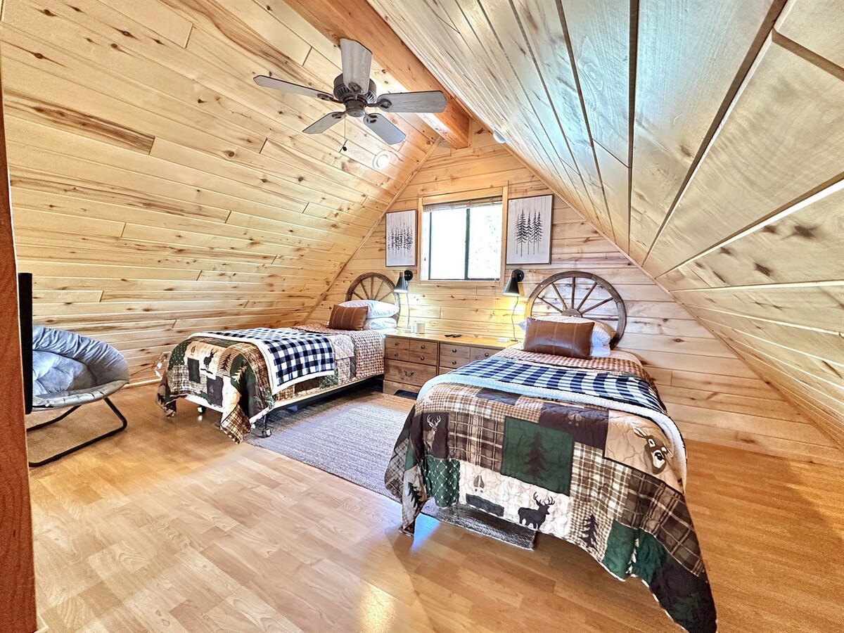 The Juniper Grove | Adorable Cabin with Loft