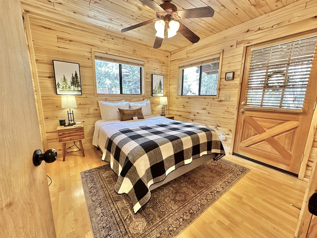 The Juniper Grove | Adorable Cabin with Loft
