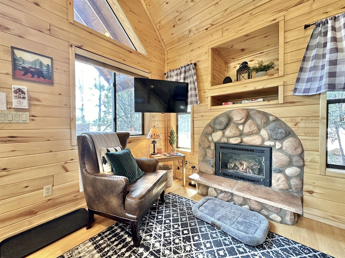 The Juniper Grove | Adorable Cabin with Loft