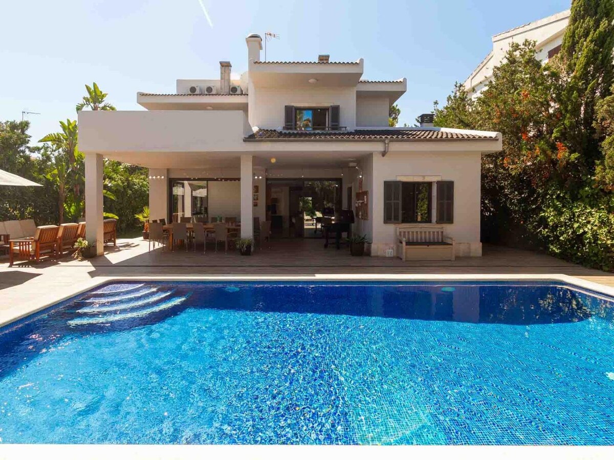 Beautiful villa with pool for 12 people.