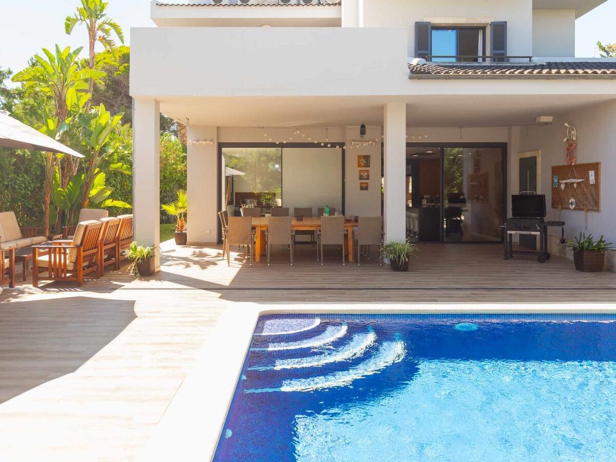 Beautiful villa with pool for 12 people.