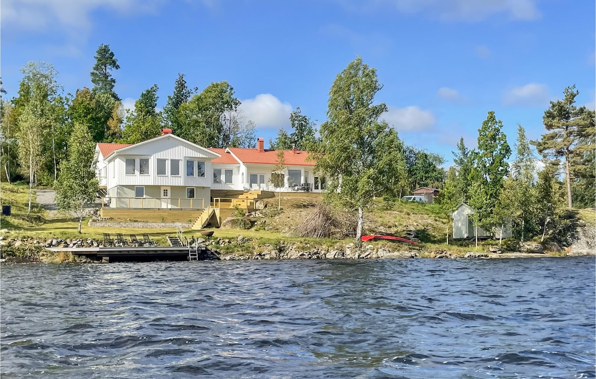 Beautiful home in Färgelanda with kitchen