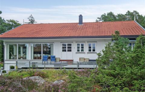 Cozy home in Grimstad with house sea view