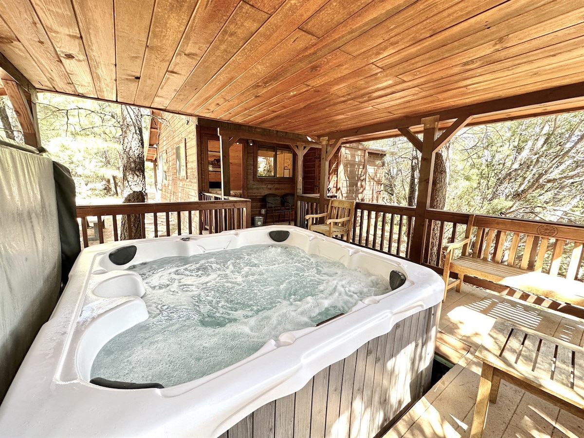 Outlaw | Amazing Spa, Fireplace and Deck!