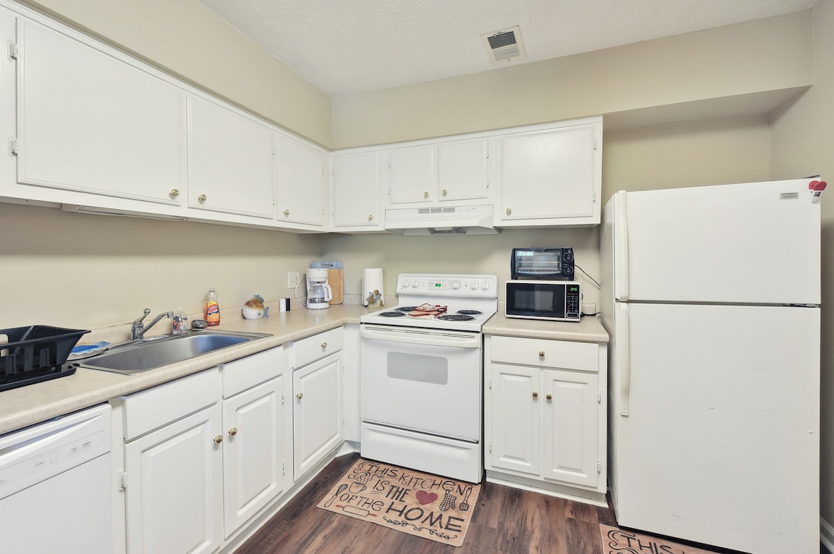 Convenient Athens Condo w/ Patio ~ 3 Mi to UGA!