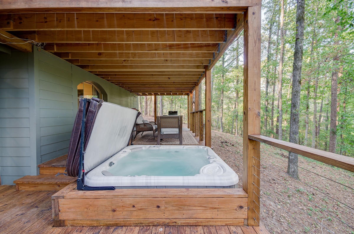 Mississippi Retreat w/ Hot Tub, Deck & Lake Views!