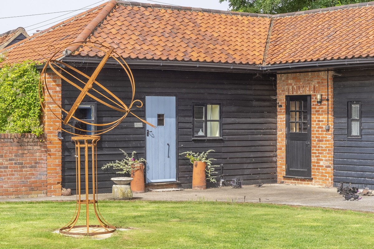 Stable Cottage -Rural Suffolk gem with shared pool