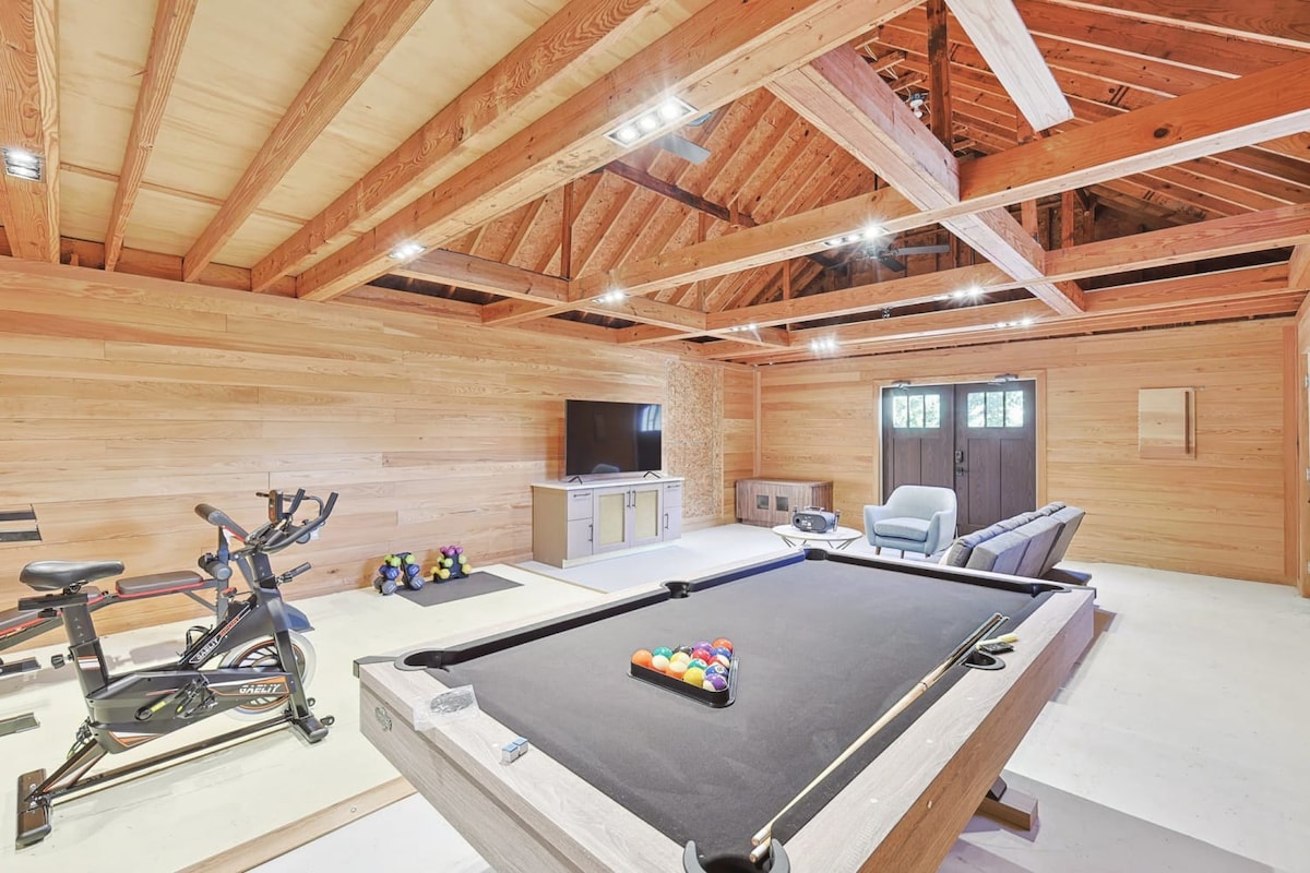 Russwood Acres Estate ft. Gym, Cinema, Pool Table