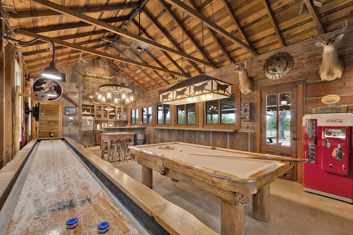 Luxury Ranch Haus-Saloon-NearFred