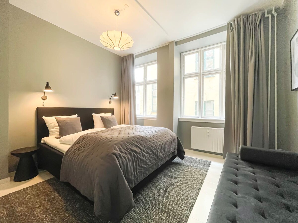 Beautiful One-Bedroom Flat on Iconic Street