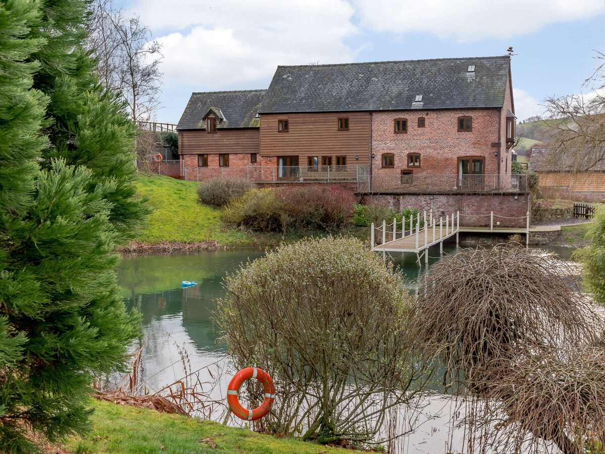 4 Bed in Bettws Cedewain (86784)