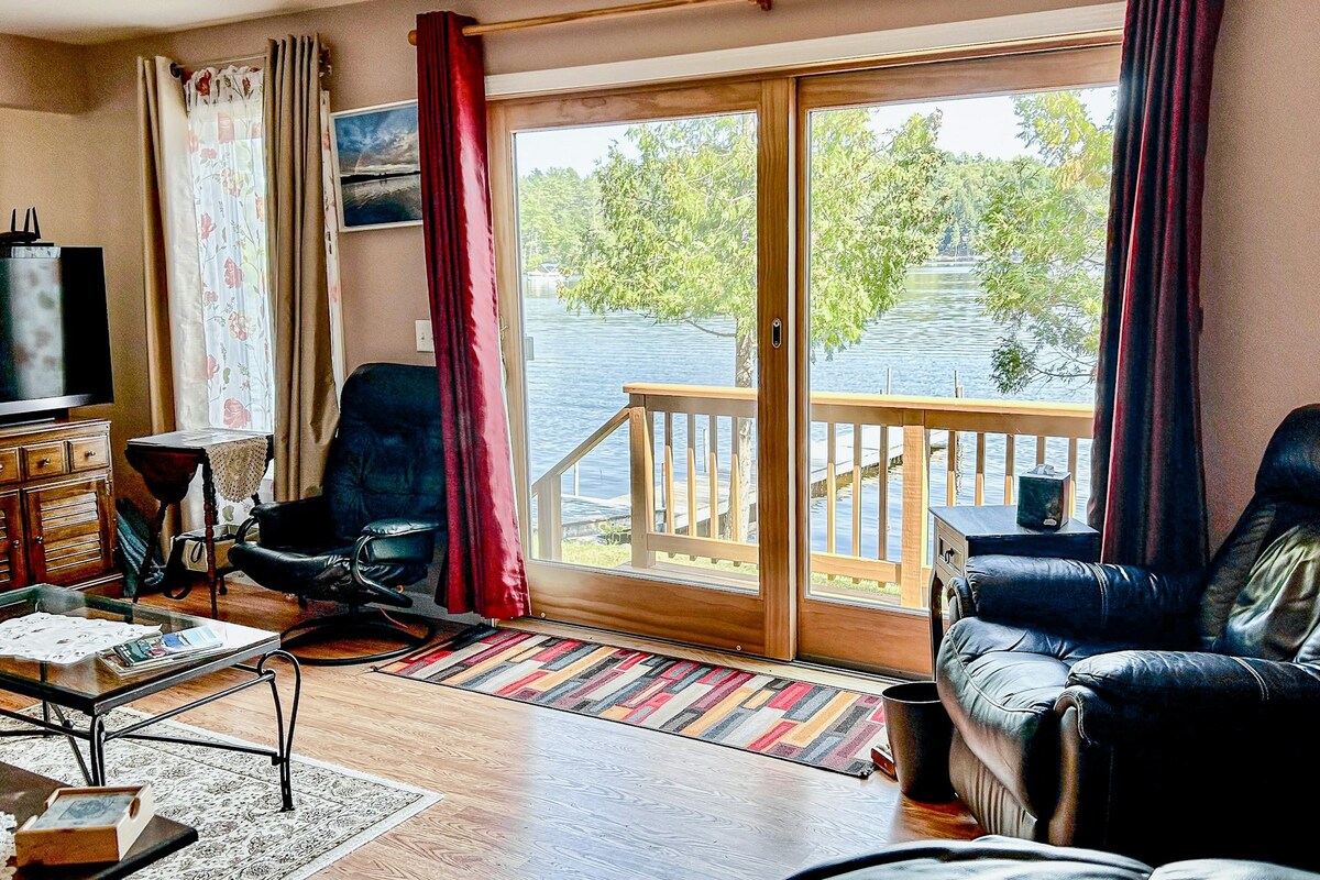 Lakefront 3BR with views, dock & inviting deck