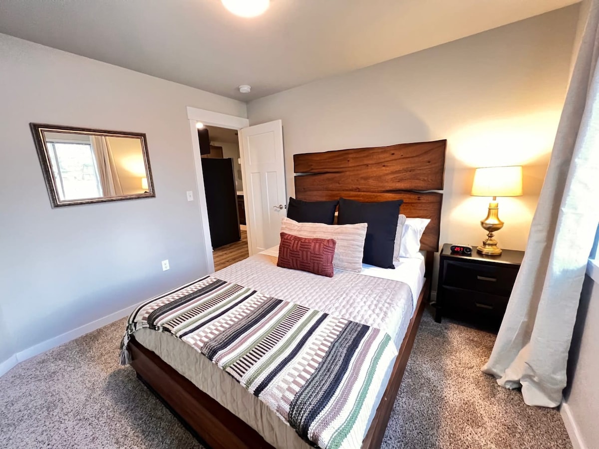 Modern Style, KING bed, Free Wi-Fi, with Garage!