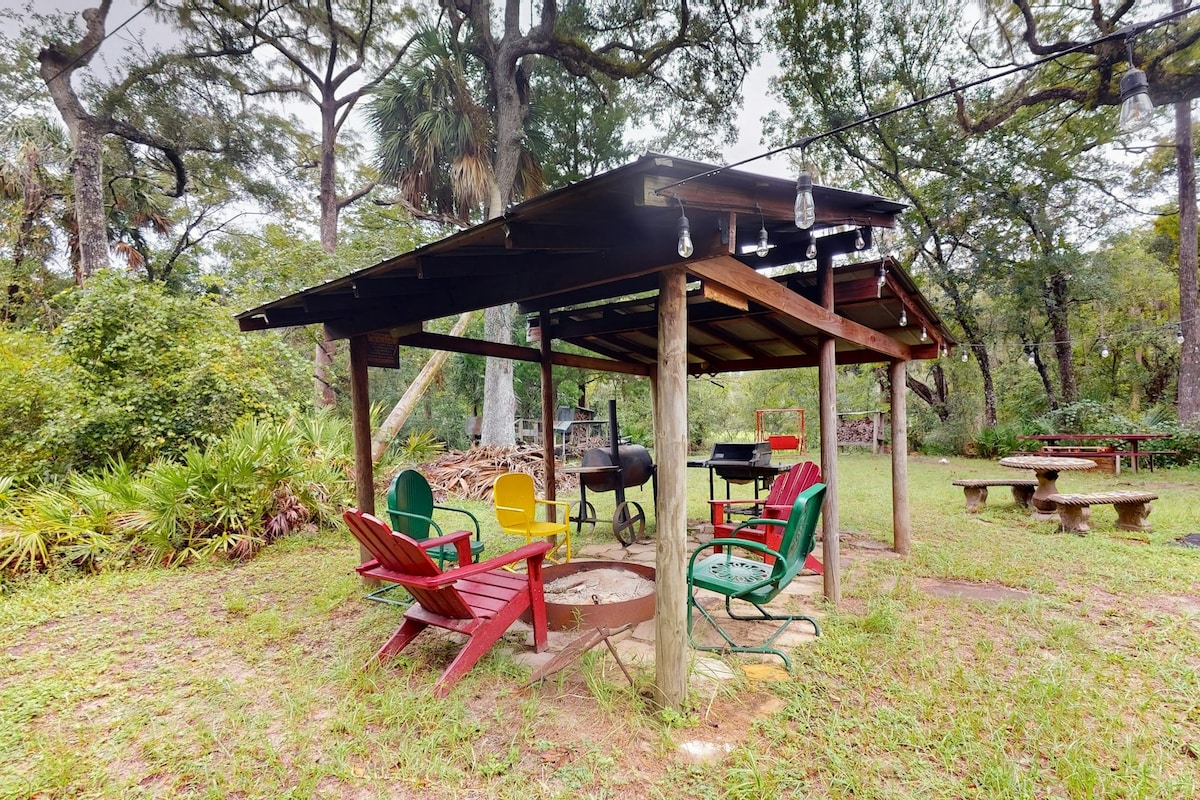 2BR riverfront with firepit, grill, & 2 W/Ds