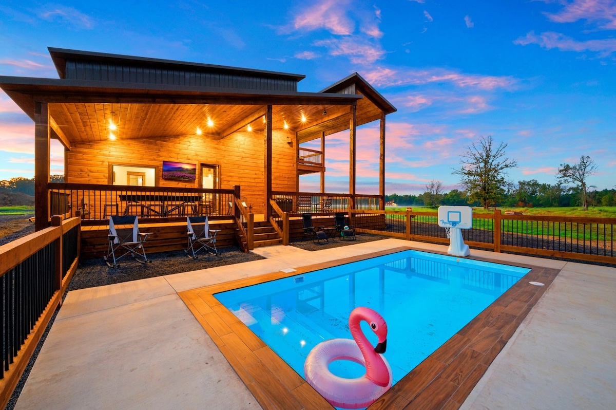 Heated Pool & Shuffleboard: Pondside Cabin Retreat